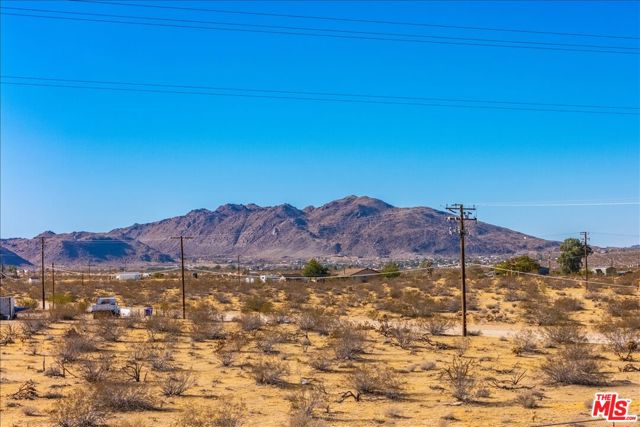 5737 Mojave Ranch Road, Joshua Tree CA: https://media.crmls.org/mediaz/2d13f300-d661-4f1e-946a-e0157bdfe5e1.jpg