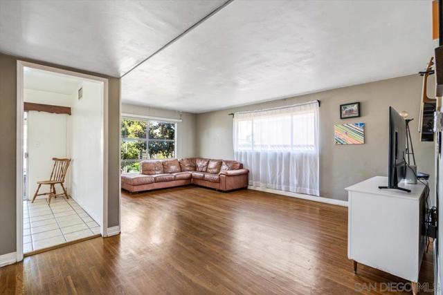 632 Sandalwood Dr, El Cajon CA: https://media.crmls.org/mediaz/2d14c058-582e-41af-acad-1180f1b41458.jpg
