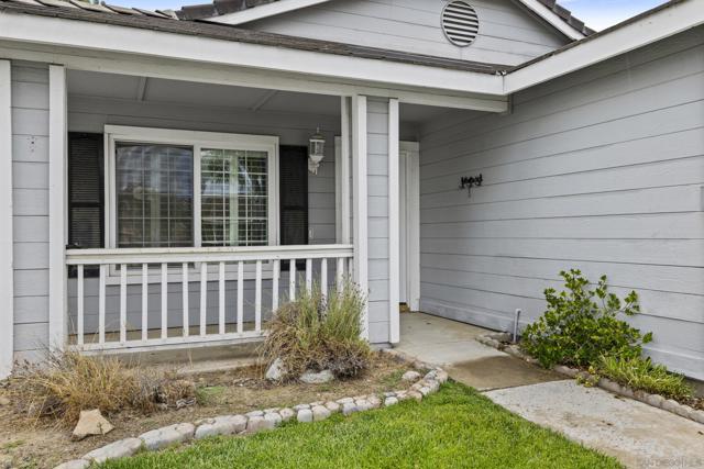 39493 Diego dr, Temecula CA: https://media.crmls.org/mediaz/2d1613ec-a49f-4a0f-ac69-499152882b15.jpg