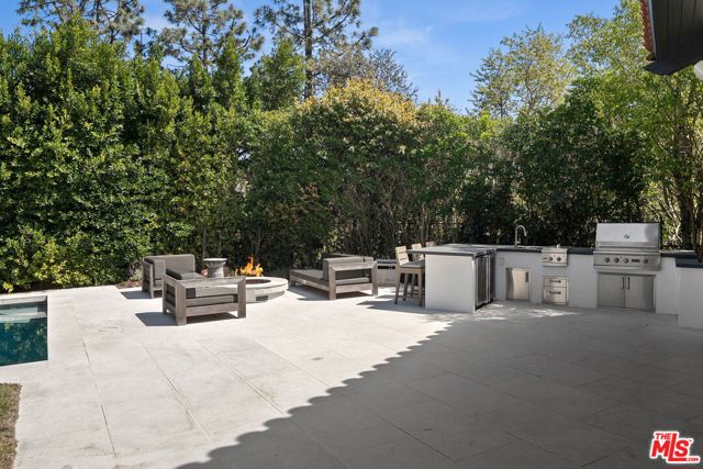 7651 Willow Glen Road, Los Angeles CA: https://media.crmls.org/mediaz/2d162b76-6c1e-48df-856e-012390eefb93.jpg