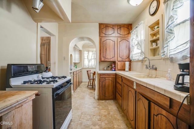 1120 S Burnside Avenue, Los Angeles CA: https://media.crmls.org/mediaz/2d163cf2-2c6f-4c26-87b0-83d9a6cc965e.jpg