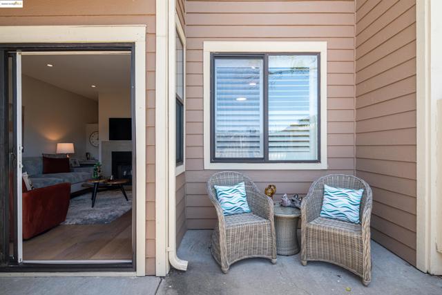 197 Lakeshore Ct, Richmond CA: https://media.crmls.org/mediaz/2d1734bf-869e-4d3d-876f-60f4fb636042.jpg