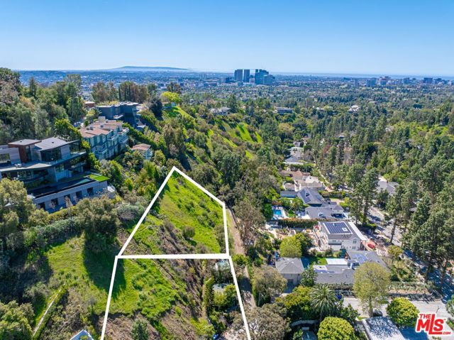 1418 Lindacrest Drive, Beverly Hills CA: https://media.crmls.org/mediaz/2d17a9db-3a09-4387-9baa-4a5b05dcfce3.jpg