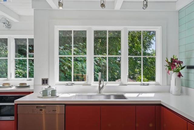 7380 Claremont Ave, Berkeley CA: https://media.crmls.org/mediaz/2d19923b-88f0-47ba-8a5b-8d2b2be29ec4.jpg