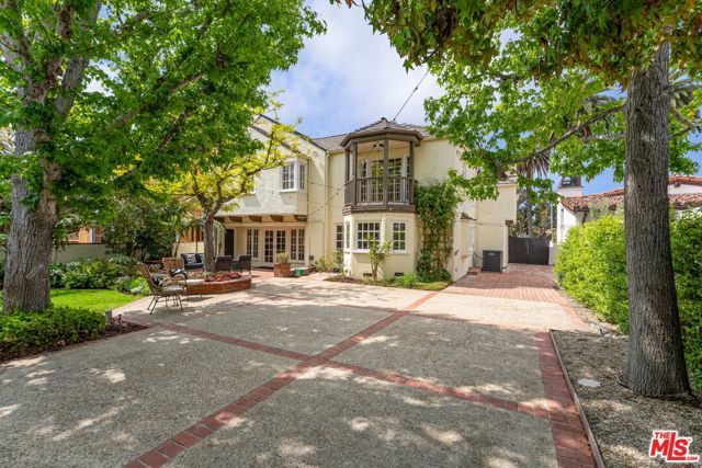 217 17th Street, Santa Monica CA: https://media.crmls.org/mediaz/2d1b9b30-3ece-4bdf-a786-8ccb8fc2aaf9.jpg
