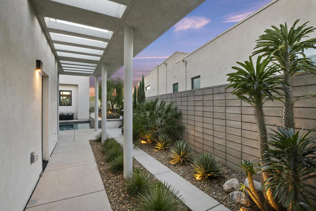 885 Fountain Drive, Palm Springs CA: https://media.crmls.org/mediaz/2d1c1679-0a13-489b-9113-41bc007f5cf2.jpg