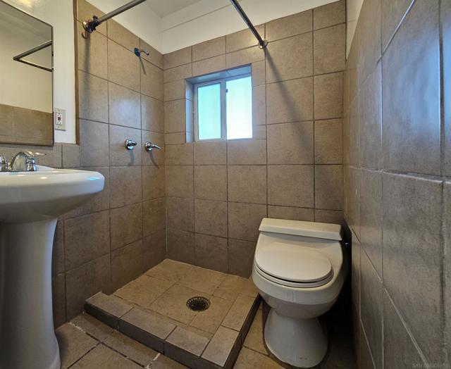 425 E 16Th St, National City CA: https://media.crmls.org/mediaz/2d1ceab1-249c-4ebe-ab90-eaa840dac572.jpg