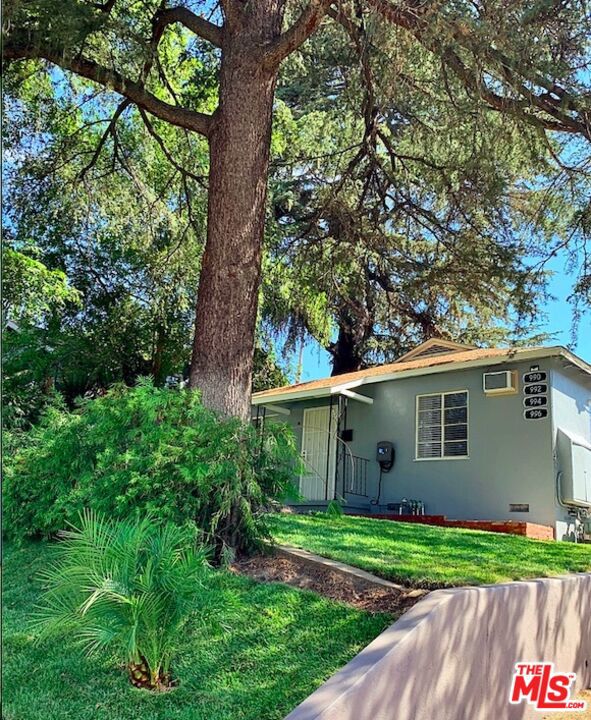 994 N LOS ROBLES Avenue