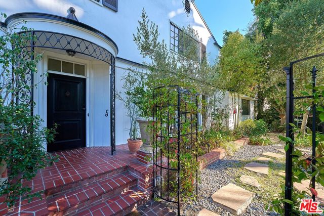 728 S Windsor Boulevard, Los Angeles CA: https://media.crmls.org/mediaz/2d1d36af-6afc-4c92-97b9-872e563cec27.jpg