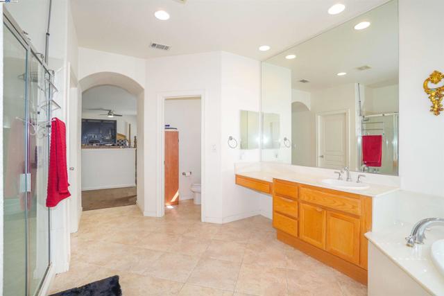 5018 Southport Ct, Antioch CA: https://media.crmls.org/mediaz/2d1db096-a044-4774-9504-03648385739a.jpg