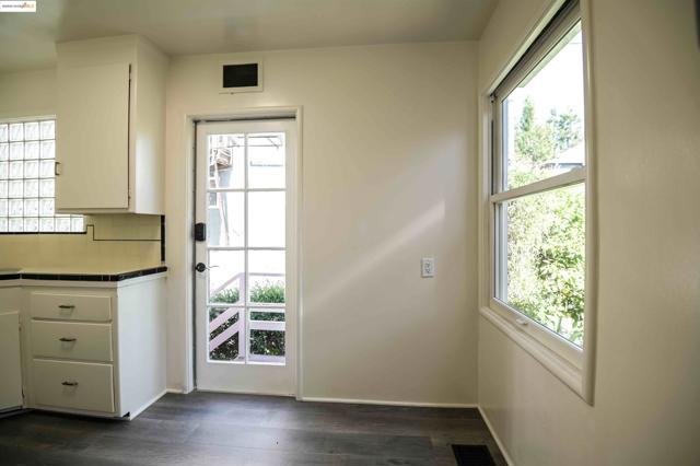 2218 Parker St, Berkeley CA: https://media.crmls.org/mediaz/2d1db150-c89f-426e-aebf-34a4060050bb.jpg