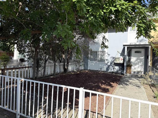 989 Palm Cir, Tracy CA: https://media.crmls.org/mediaz/2d1e1725-502c-4b56-adc0-b7c5b1d46170.jpg