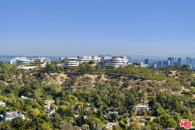 1018 N Tigertail Road, Los Angeles CA: https://media.crmls.org/mediaz/2d1f4b2e-f6f5-46da-b874-dd4dcabf9931.jpg