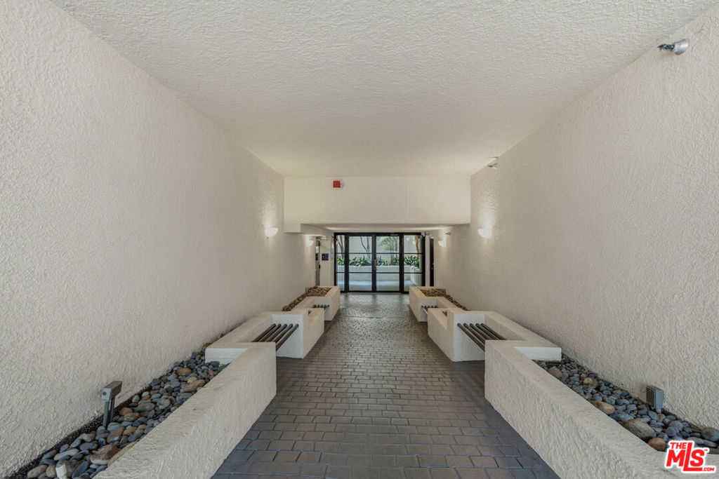 https://media.crmls.org/mediaz/2d205e98-5062-4c11-9f3f-78fe0a6c755a.jpg?preset=X-Large