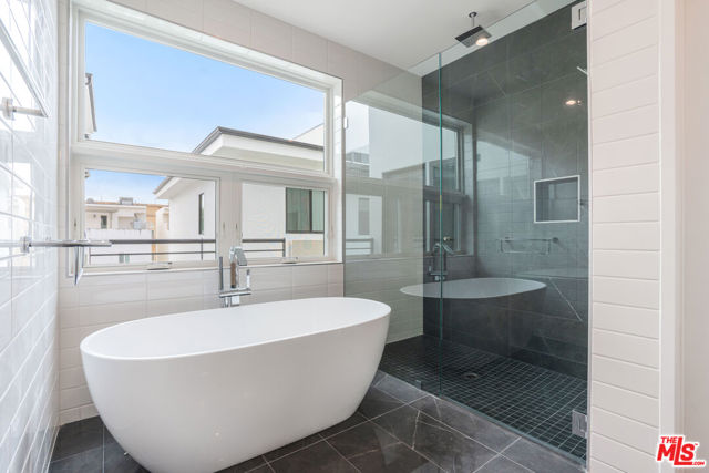 1729 S Barrington Avenue, Los Angeles CA: https://media.crmls.org/mediaz/2d20ad2c-66d8-4bcc-b8e9-3f31653ff223.jpg