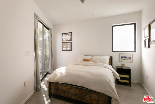 1403 Eagle Vista Drive, Los Angeles CA: https://media.crmls.org/mediaz/2d2184bb-c78f-41e0-98d9-8a788b1a3701.jpg