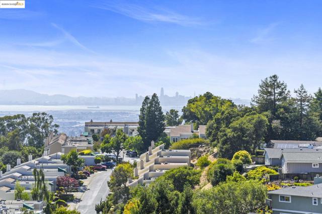 661 Via Rialto, Oakland CA: https://media.crmls.org/mediaz/2d224b38-549a-4d6b-b08e-88f0078573e0.jpg