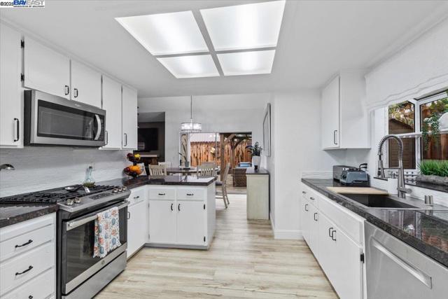 60 W South St, Tracy CA: https://media.crmls.org/mediaz/2d23162e-359f-4fab-b3a1-439b2e384ec3.jpg