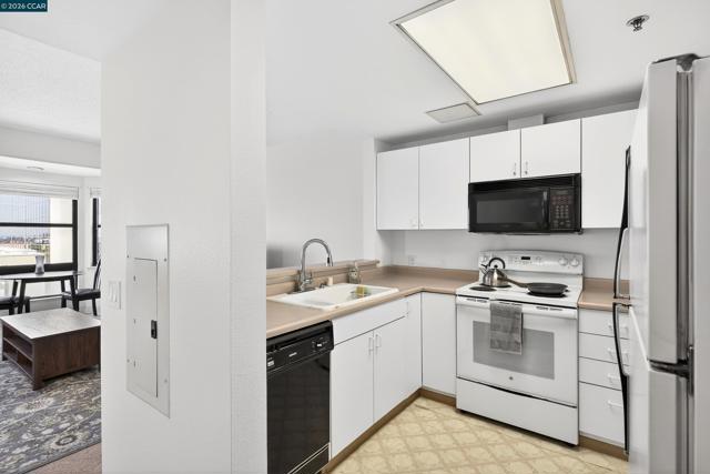 988 Franklin St, Oakland CA: https://media.crmls.org/mediaz/2d2381ef-097d-4bb4-abfb-81357fedacdb.jpg