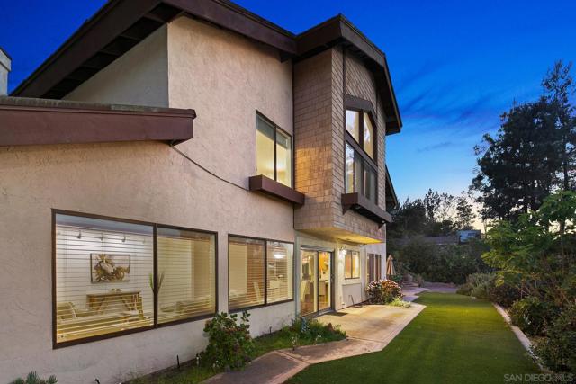 1586 Kimberly Woods Dr, El Cajon CA: https://media.crmls.org/mediaz/2d2787a7-e4a8-476e-a909-e97f6cc2724b.jpg