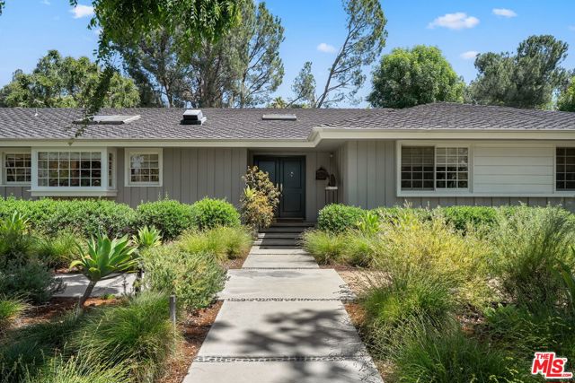 4658 Del Moreno Drive, Woodland Hills CA: https://media.crmls.org/mediaz/2d282b31-6d4b-4e94-8dc8-007d058289bb.jpg
