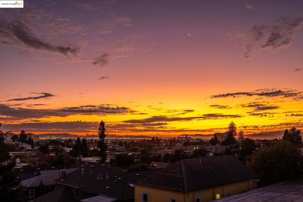 https://media.crmls.org/mediaz/2d28baae-da37-4e92-9f31-96ce76e475d4.jpg?preset=X-Large