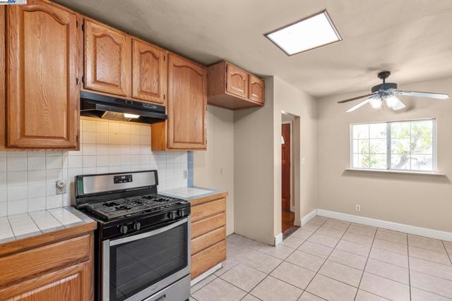 2825 Marlborough Avenue, Redwood City CA: https://media.crmls.org/mediaz/2d290a50-601d-4ae6-a4af-99a63ce4e2ee.jpg