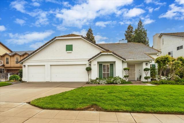 1130 Minarets Avenue, Clovis CA: https://media.crmls.org/mediaz/2d295b01-ce25-427c-9e18-6c60c4240c56.jpg