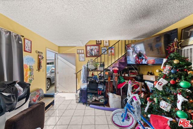 1114 S Kern Avenue, Los Angeles CA: https://media.crmls.org/mediaz/2d2a36b8-ca31-48e8-a8e5-22654fe84433.jpg