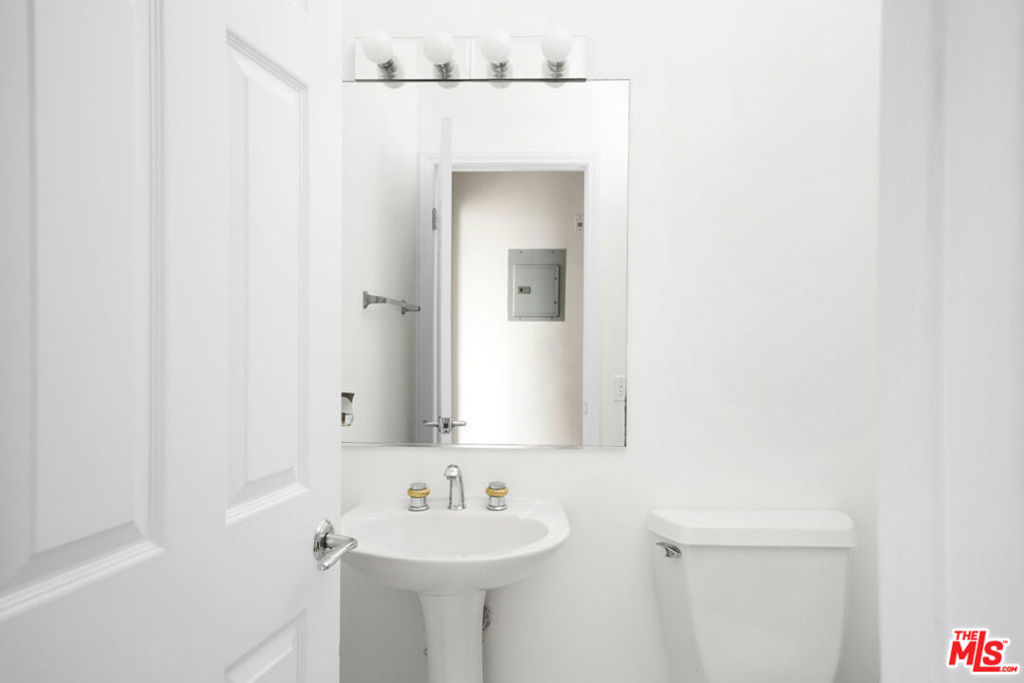 https://media.crmls.org/mediaz/2d2ad8b8-f50a-4ad6-aa30-cb3d81ba05d3.jpg?preset=X-Large