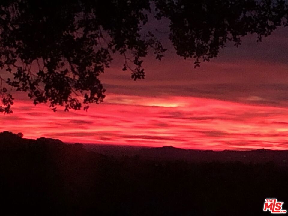 https://media.crmls.org/mediaz/2d2c717f-82b9-4f5e-a104-eb159f1b84bb.jpg?preset=X-Large