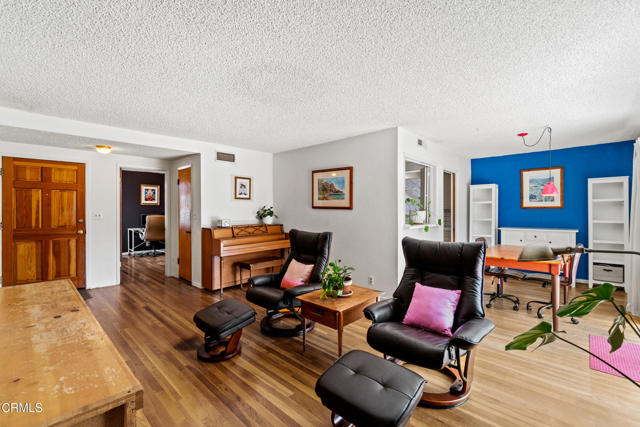6449 Quakertown Avenue, Woodland Hills CA: https://media.crmls.org/mediaz/2d2cc37f-0d1a-43e4-85cf-96336a589ae5.jpg