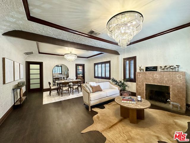 636 N Curson Avenue, Los Angeles CA: https://media.crmls.org/mediaz/2d2d27ca-7a65-4fc9-9e52-0d1104661412.jpg