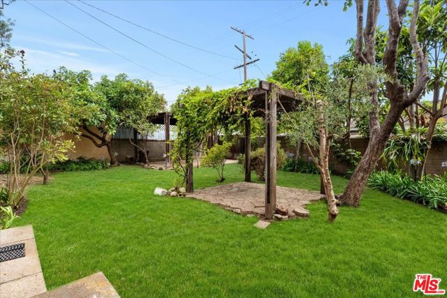 1018 Wellesley Avenue, Los Angeles CA: https://media.crmls.org/mediaz/2d2d6068-e20b-4123-89e0-8b24cccd5a27.jpg