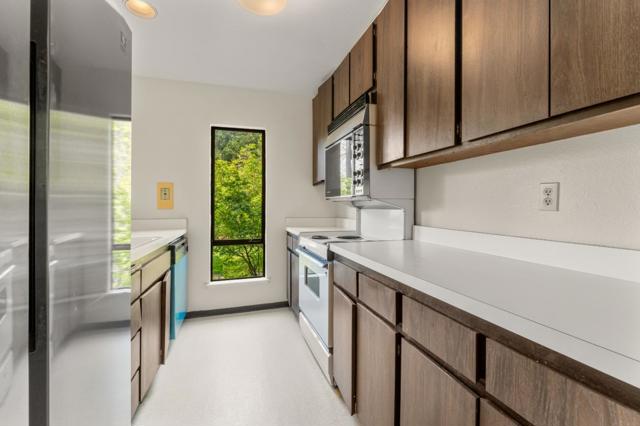 78 Pearce Mitchell Place, Stanford CA: https://media.crmls.org/mediaz/2d2e7c3d-f58b-4477-b16f-f36aa8e63174.jpg