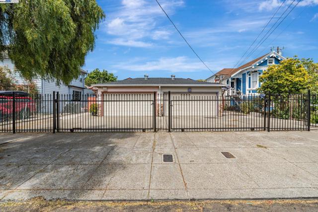 2538 E 16Th St, Oakland CA: https://media.crmls.org/mediaz/2d2f33f1-2497-44a6-bb0b-47e3c3b889b0.jpg