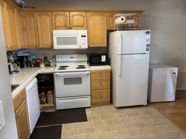 Detail Gallery Image 6 of 14 For 1037 E. Washington Ave #2,  Escondido,  CA 92025 - 3 Beds | 2 Baths