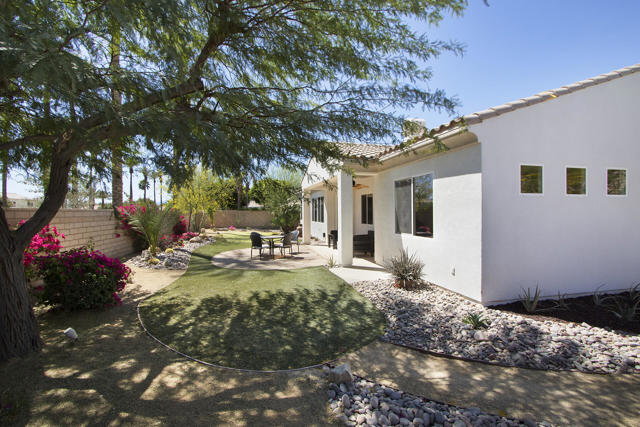 44520 Via Terra Nova, La Quinta CA: https://media.crmls.org/mediaz/2d304289-141b-4d04-90bf-6224e3d22ae0.jpg