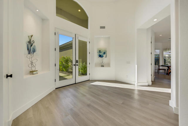 27 FOYER  mls