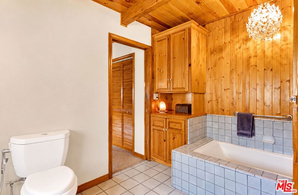 https://media.crmls.org/mediaz/2d30fe21-c4f9-4cf0-9bf0-f2fb2c931d8b.jpg?preset=X-Large