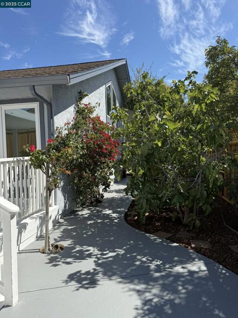 797 Orinda Ct, Fairfield CA: https://media.crmls.org/mediaz/2d31ae8b-5e85-4d60-8cde-546a35c1922a.jpg