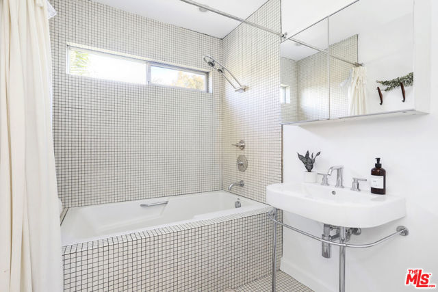 421 Beech Street, Los Angeles CA: https://media.crmls.org/mediaz/2d33fabe-f0a0-44af-959f-d4871204a630.jpg