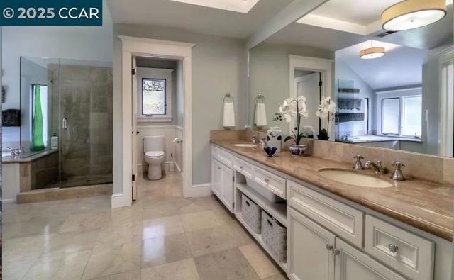 53 Knickerbocker Ln, Orinda CA: https://media.crmls.org/mediaz/2d346e72-1b53-47ea-a560-4a214c6c57a7.jpg