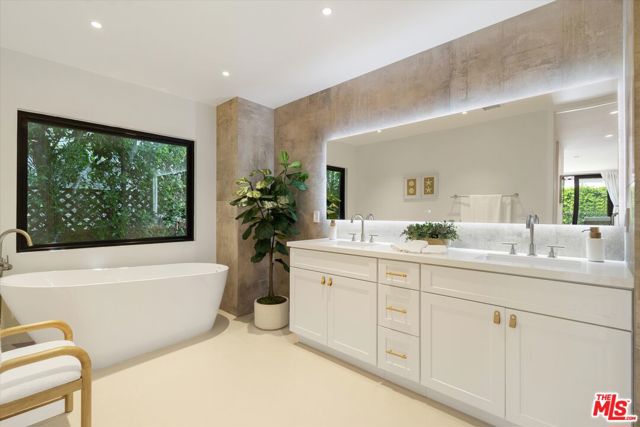 100 S La Jolla Avenue, Los Angeles CA: https://media.crmls.org/mediaz/2d349b60-7639-4e20-90d5-76f4fd48fcee.jpg
