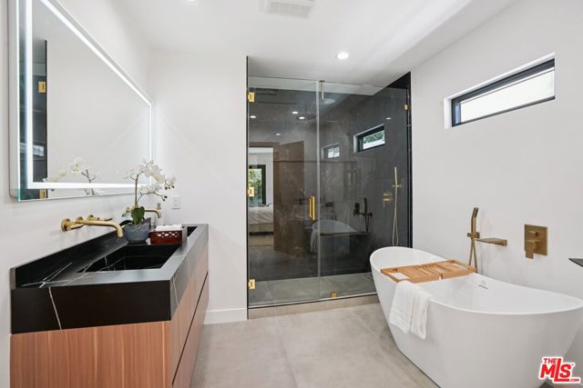4254 Motor Avenue, Culver City CA: https://media.crmls.org/mediaz/2d349f05-d00f-4b2e-a9c5-af46575a5e5c.jpg