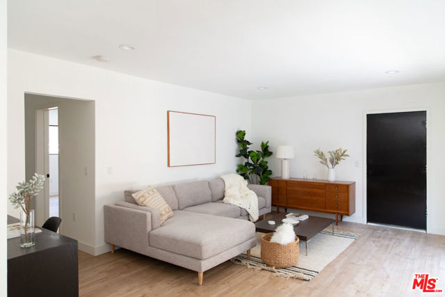4938 Rosewood Avenue, Los Angeles CA: https://media.crmls.org/mediaz/2d34da98-5921-488c-9b3b-567fc2aabd17.jpg