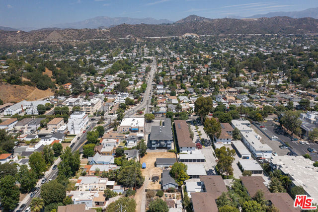1584 Oak Grove Place, Los Angeles CA: https://media.crmls.org/mediaz/2d351c11-a4e0-4410-8fb1-5d6daa24172b.jpg