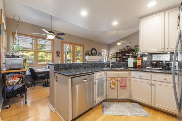 Detail Gallery Image 13 of 46 For 633 Cantara Ln, Vista,  CA 92081 - 3 Beds | 2/1 Baths