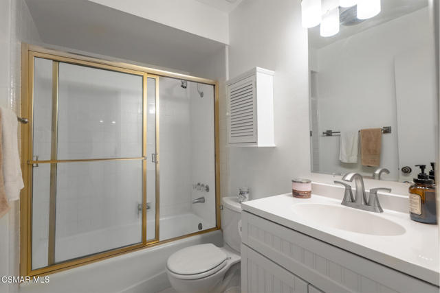 21901 Burbank Boulevard, Woodland Hills CA: https://media.crmls.org/mediaz/2d369b3a-5ffa-49f5-b143-d4b97a358ee0.jpg