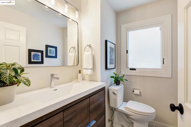 2 Cavendish Ln, Piedmont CA: https://media.crmls.org/mediaz/2d37f8da-be59-4bef-8d36-7ffe52464529.jpg